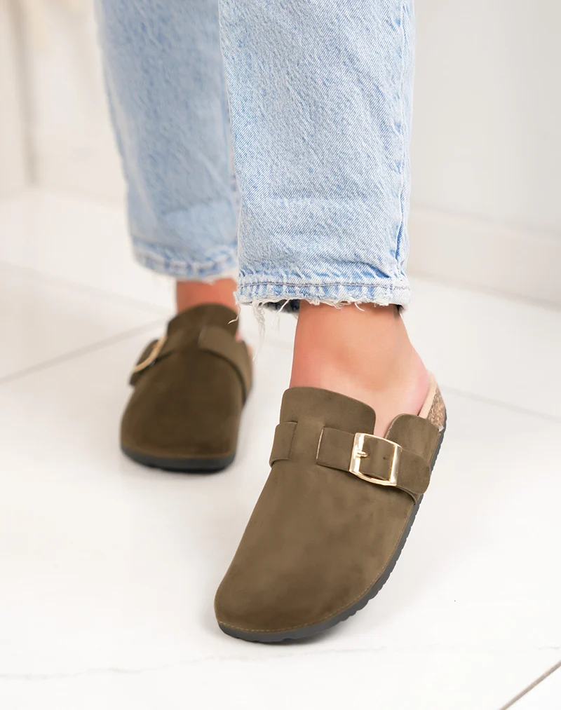 Mules femme vert kaki en suédine avec boucle dorée