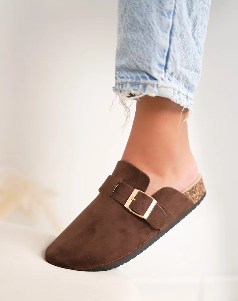 Mules femme marron en suédine avec boucle dorée