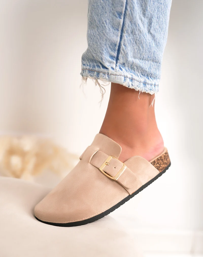 Mules femme beiges en suédine avec boucle dorée