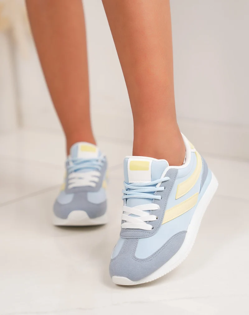 Baskets femme bleu pastel avec empiècements jaunes et doube lacets