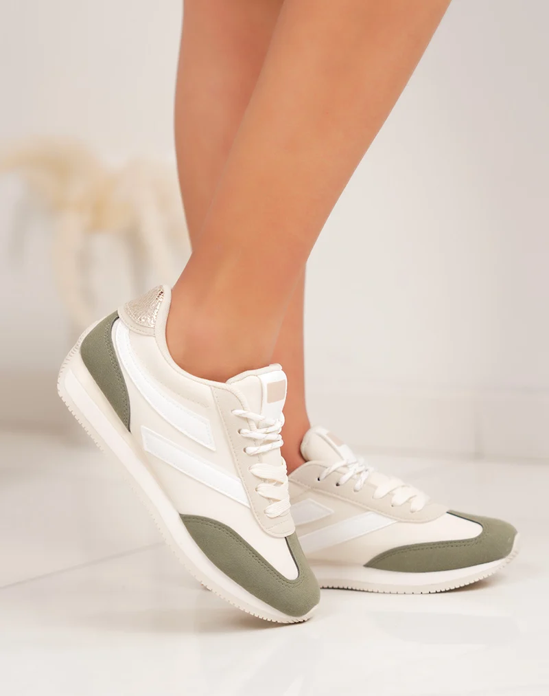 Baskets femme beige avec empiècements blancs et suédine verte à lacets blancs