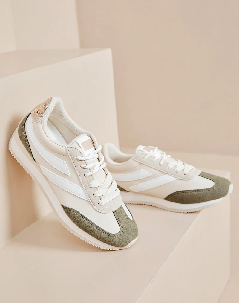 Baskets femme beige avec empiècements blancs et suédine verte à lacets blancs