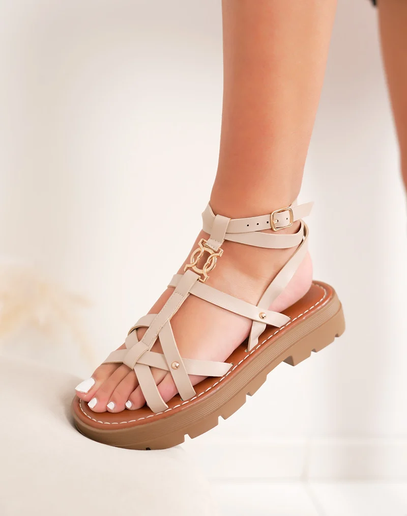 Sandales femme beige à lanières croisées avec boucle dorée et semelle crantée