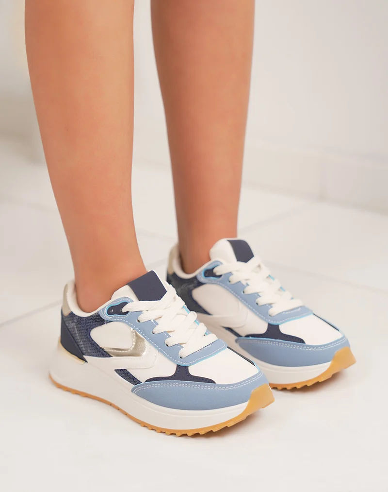 Basket femme blanche avec empiècement bleu clair bleu marine croco et détail doré