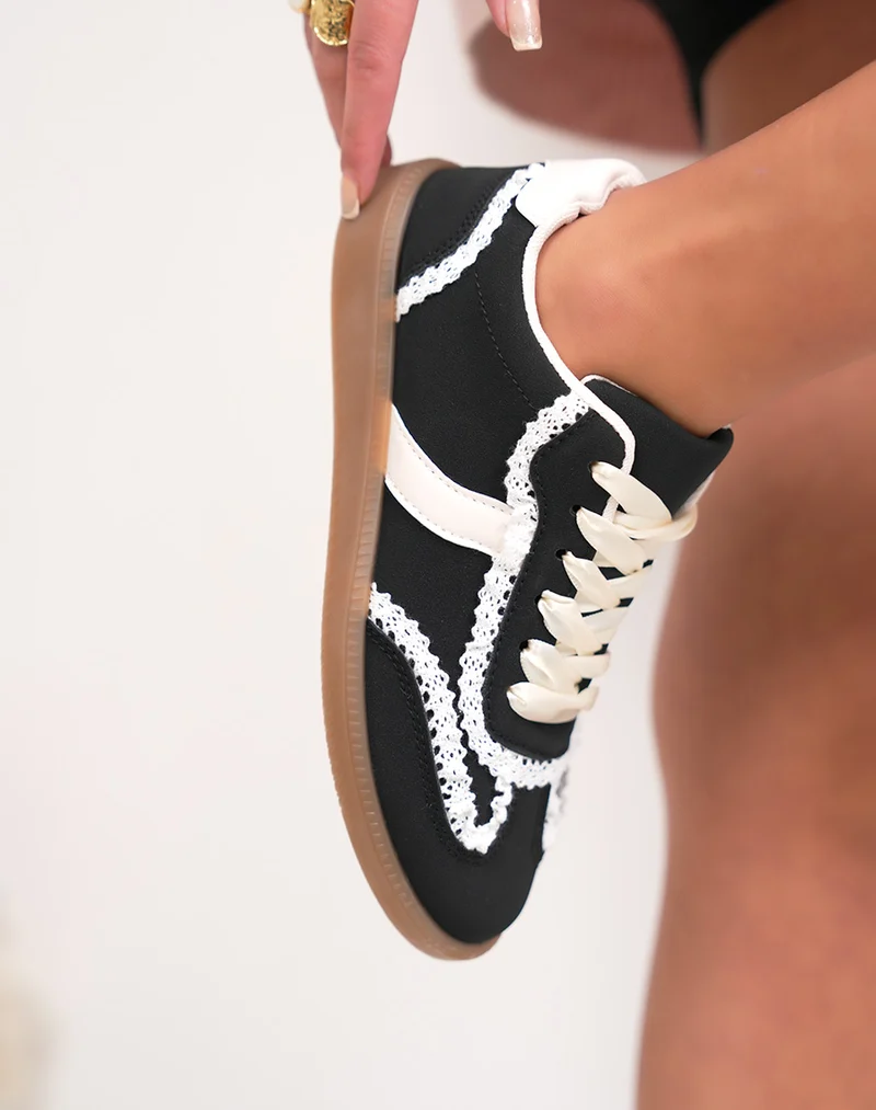 Basket femme noire en peau de pêche avec dentelle blanche et semelle gomme