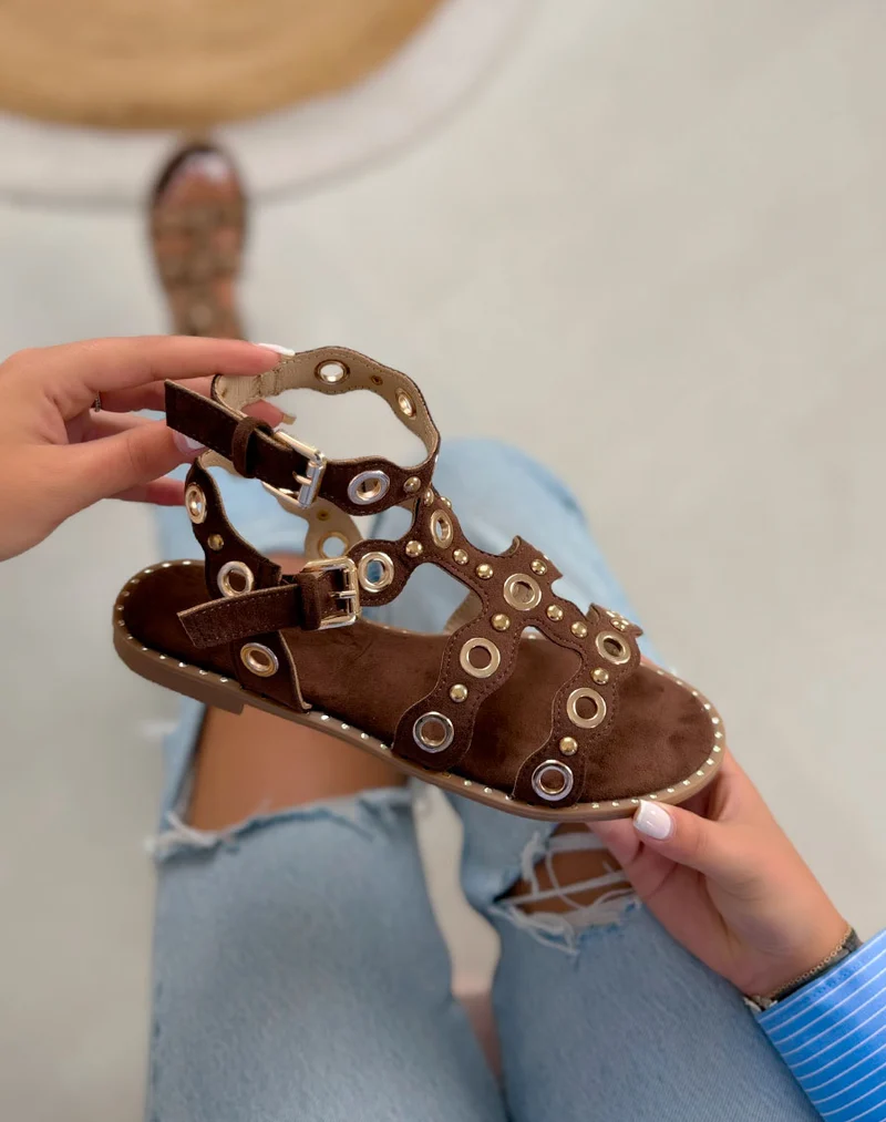 Nu-pieds femme marron en suédine avec brides ajourées et détails dorés