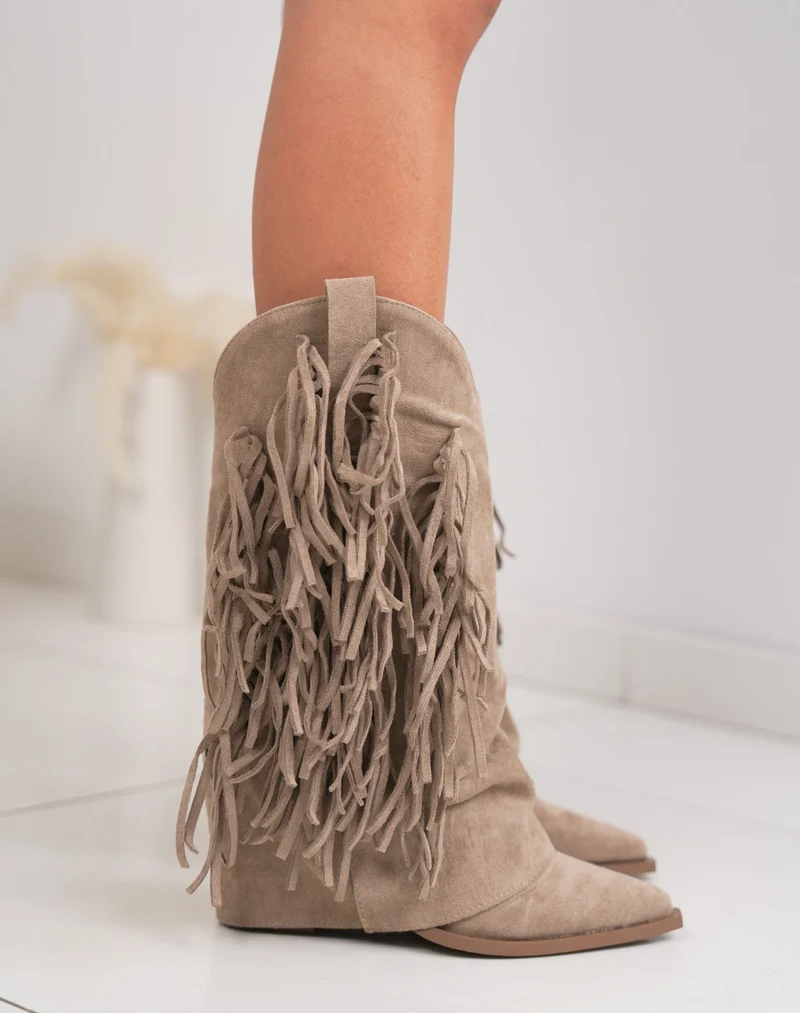 Santiags femme beige en suédine à franges avec talon haut et bout pointu tendance
