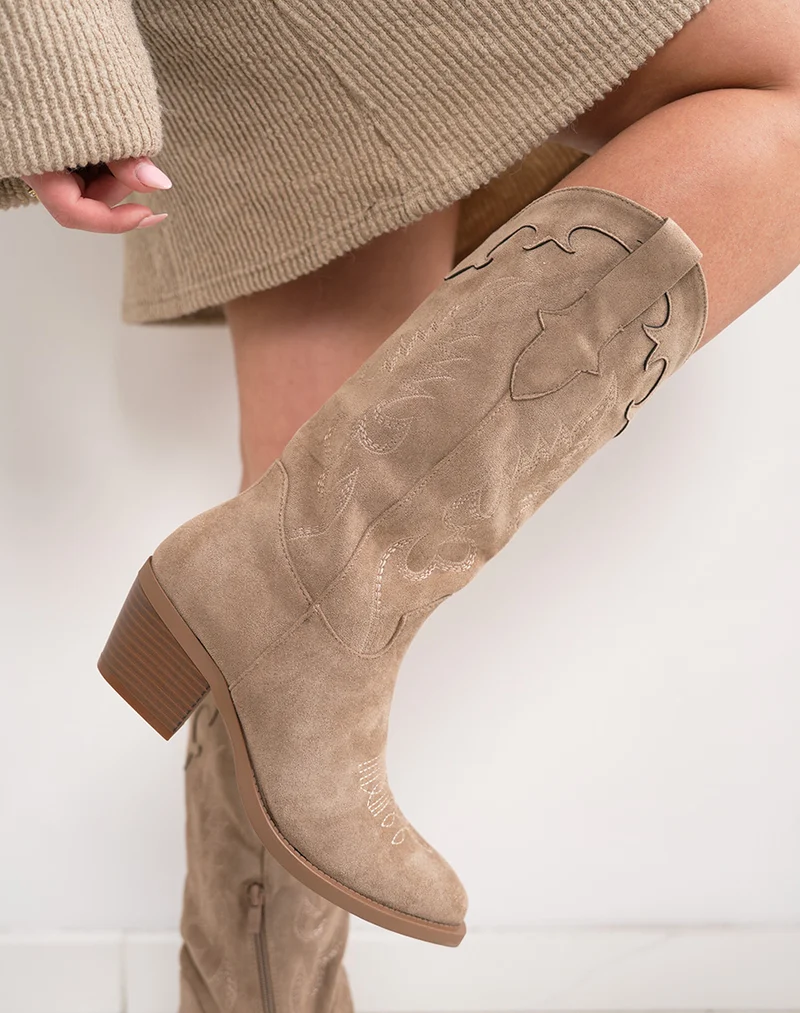 Santiags femme beige en suédine brodée avec tige courte et talon épais confortable