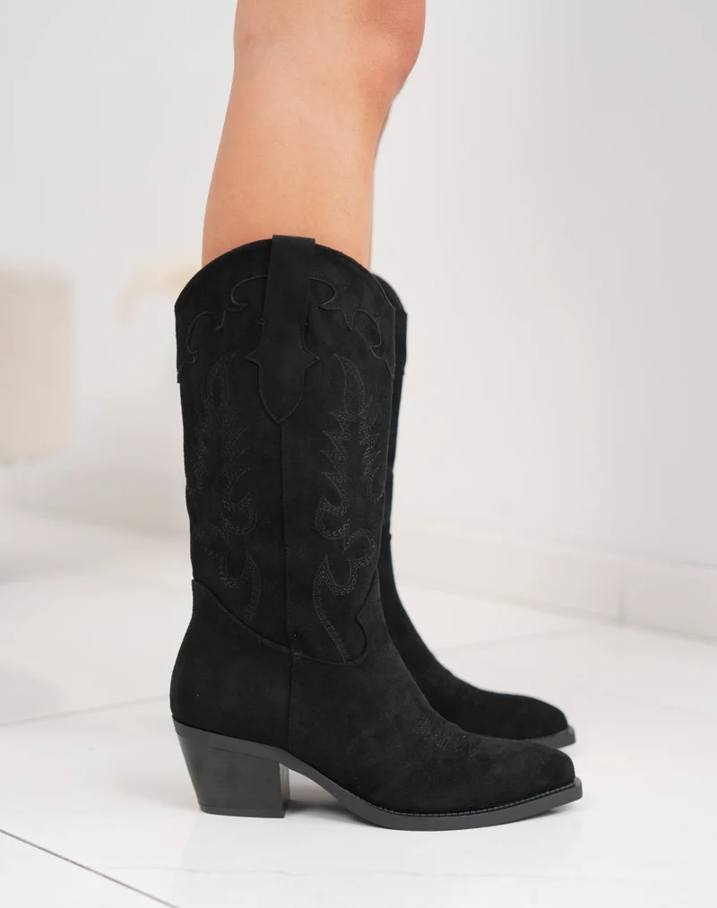 Santiags femme noires en suédine brodée avec bout pointu et tige courte tendance