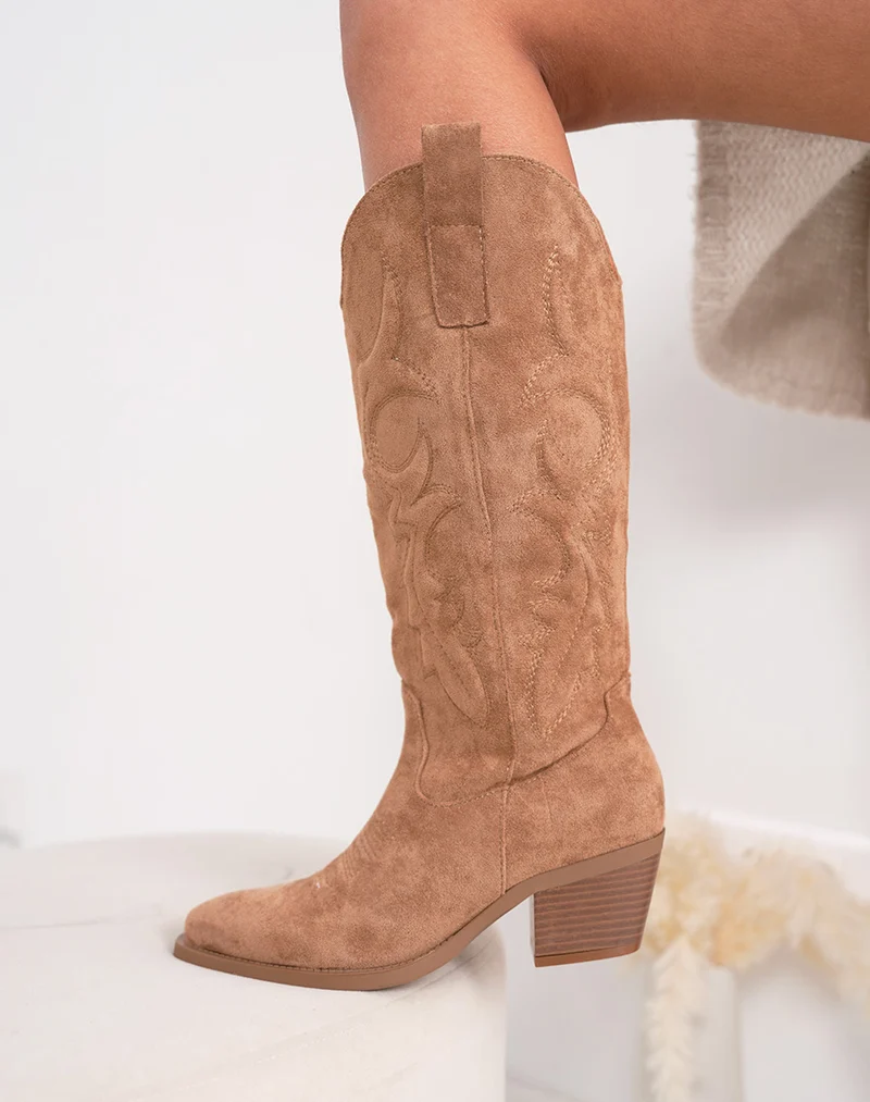 Santiags camel élégantes en suédine avec broderies et talon épais