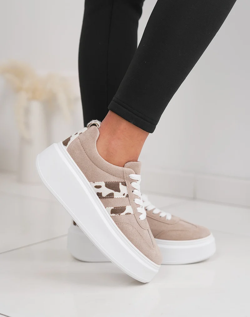 Basket femme taupe élégante avec rayures effet vachette et plateforme confortable