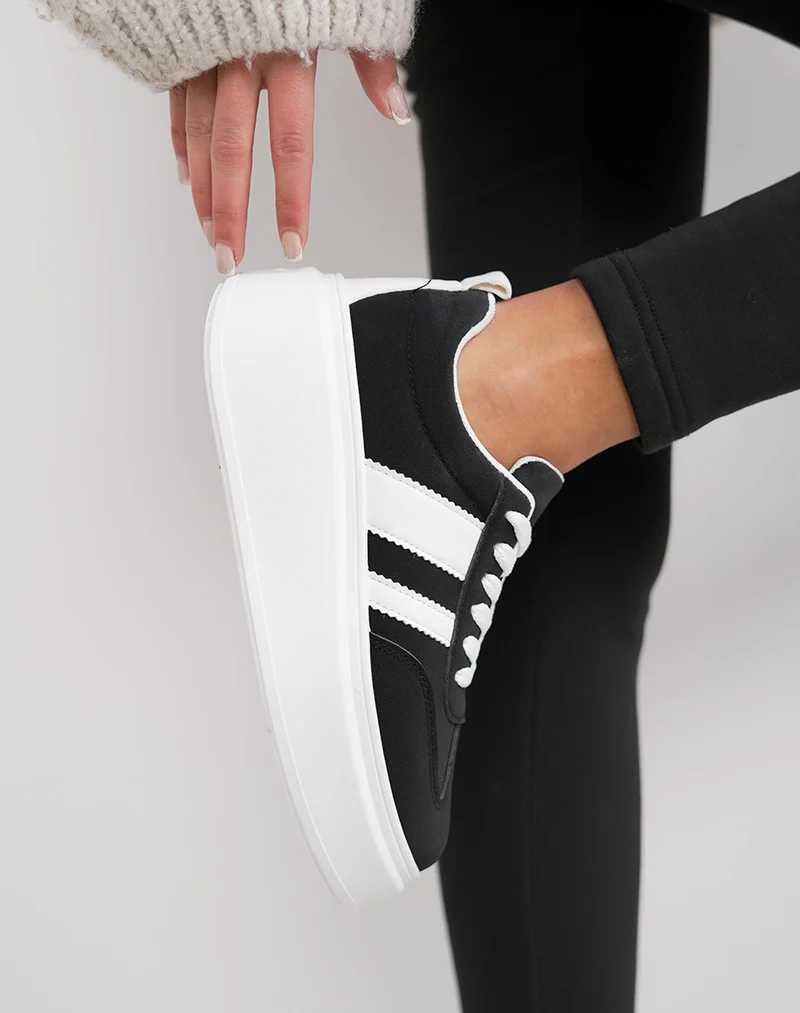 Basket femme noire tendance avec rayures épaisses et plateforme confortable