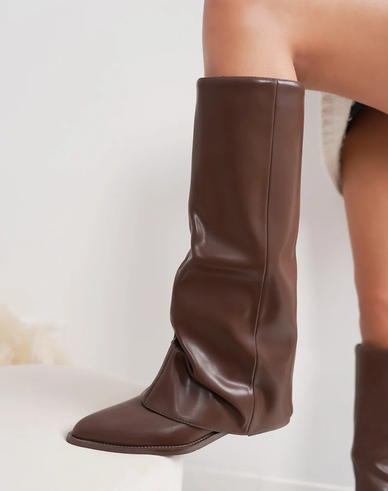 Bottes femme marron élégantes avec revers et petit talon plat