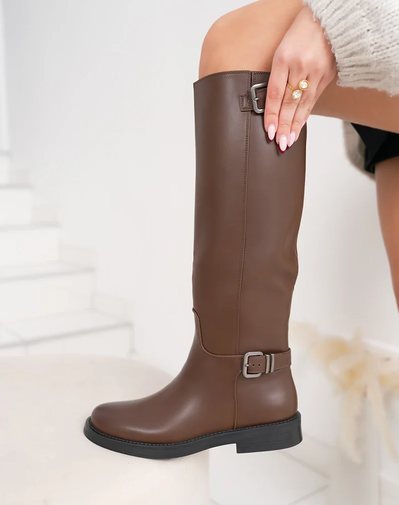 Bottes cavalières marron à sangles décoratives et talon plat