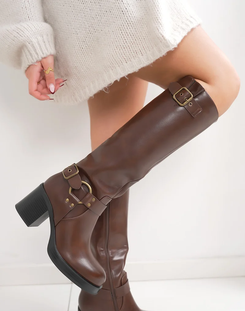 Bottes marron à sangle décorative dorée et talon épais