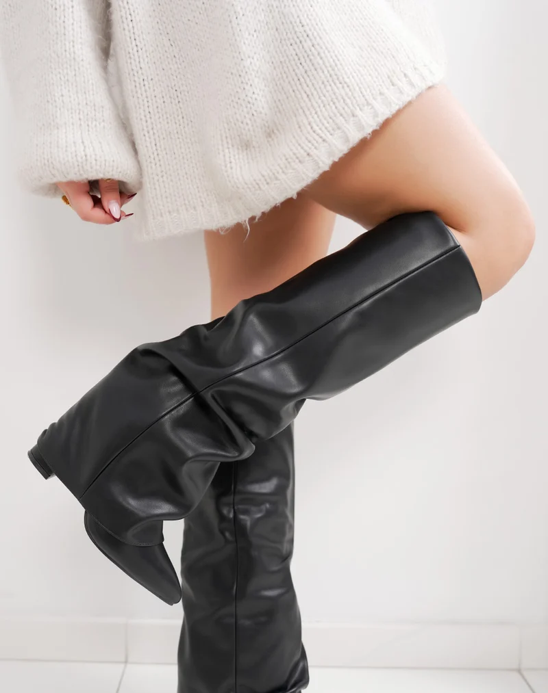 Bottes femme noires à effet plissé bout pointu et talon haut intérieur fourré