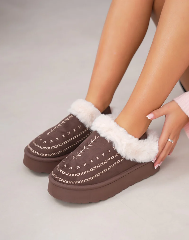 Mules femme marron en suédine avec broderies beiges et fourrure blanche