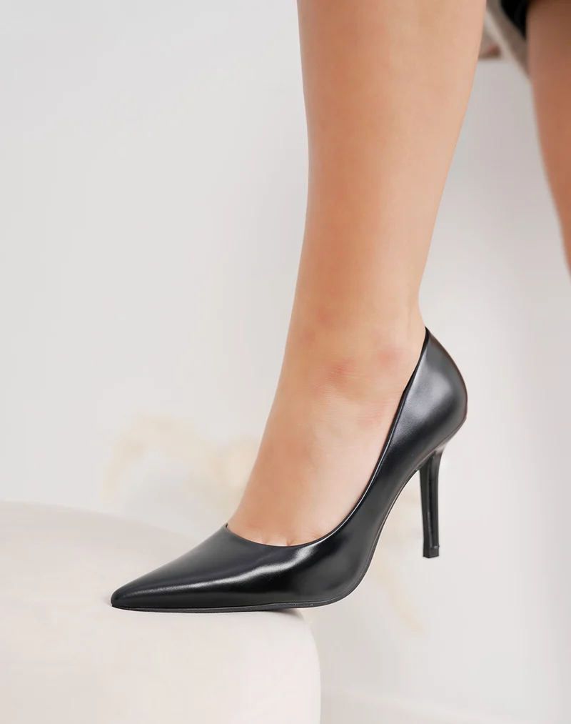 Escarpins femme noirs vernis élégants à bout pointu et talon aiguille