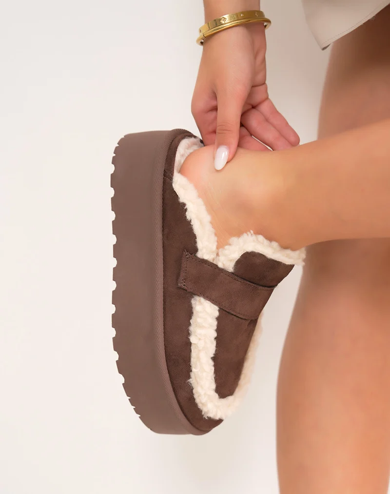 Mules femme marron en suédine avec fourrure blanche et semelle plateforme