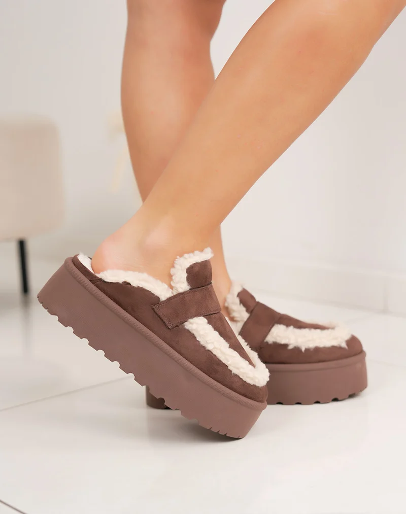 Mules femme marron en suédine avec fourrure blanche et semelle plateforme