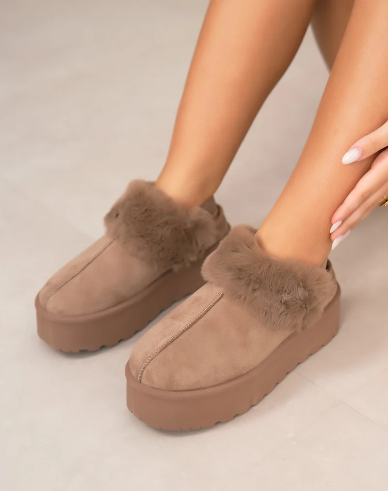 Mules femme taupe en suédine fourrées avec plateforme épaisse et élastique de maintien