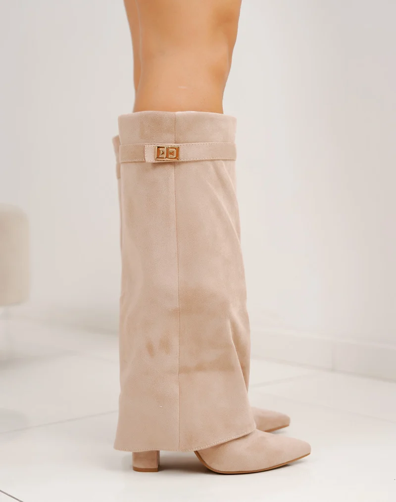 Bottes beige en suédine à bout pointu avec revers et détail doré
