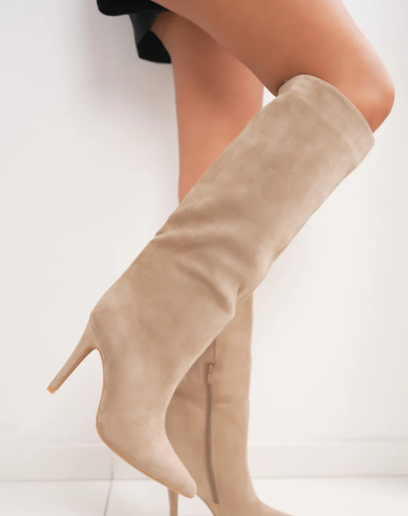 Bottes taupe en suédine à talon aiguille et bout pointu