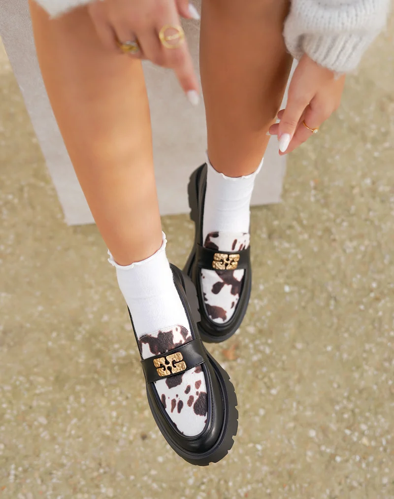 Mocassins noirs bi-matière imprimé vachette avec bijou doré