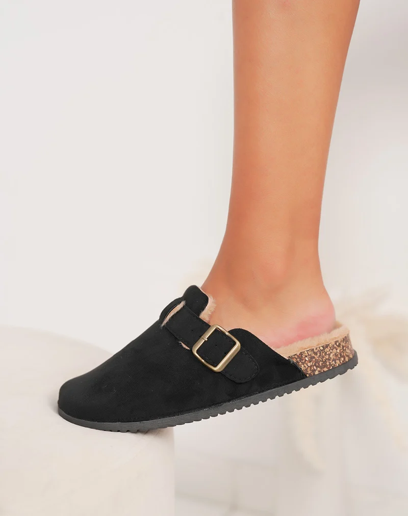 Mules noires fourrées avec sangle décorative