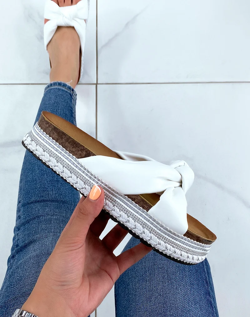 Mules nouées blanches avec motifs aztèques