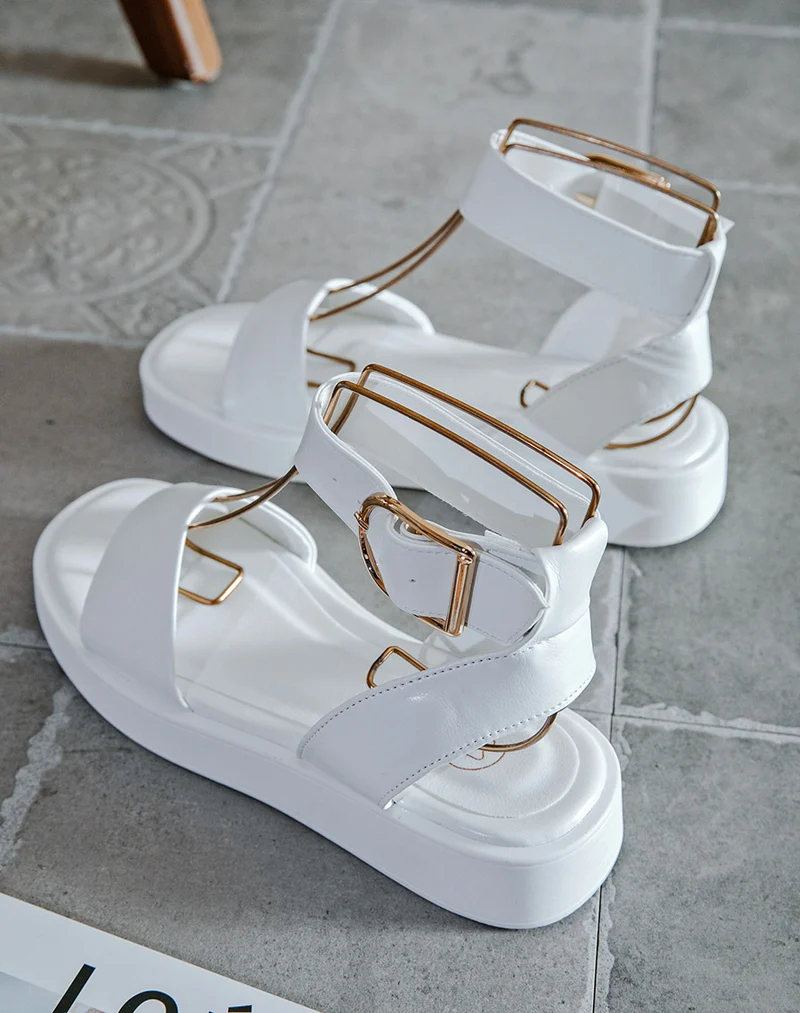 Sandales blanches à semelle et brides épaisses