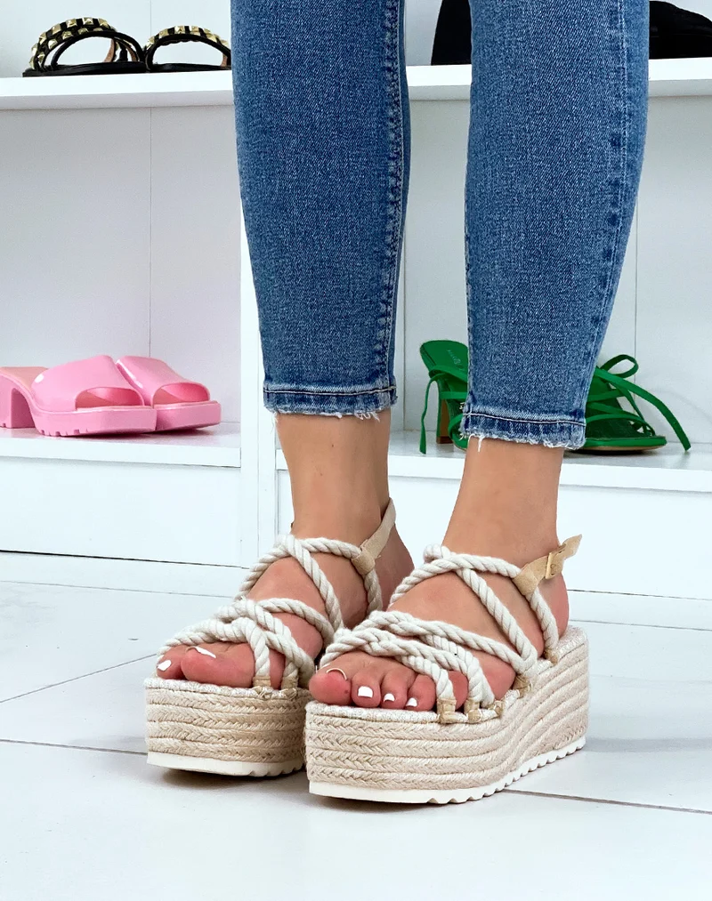 Sandales beiges à lanières style corde et semelle épaisse en toile de jute