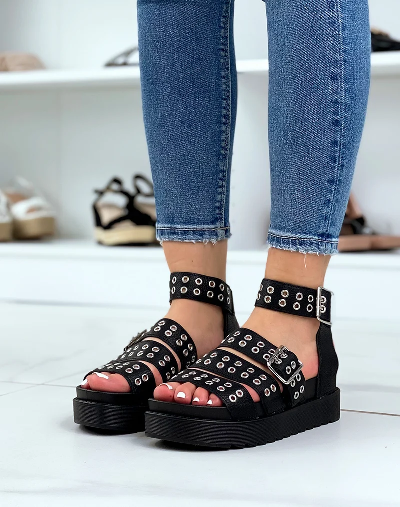 Sandales noires plates à multiples brides cloutées