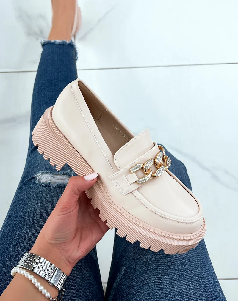 Mocassins beiges à chaîne dorée à strass et semelle crantée