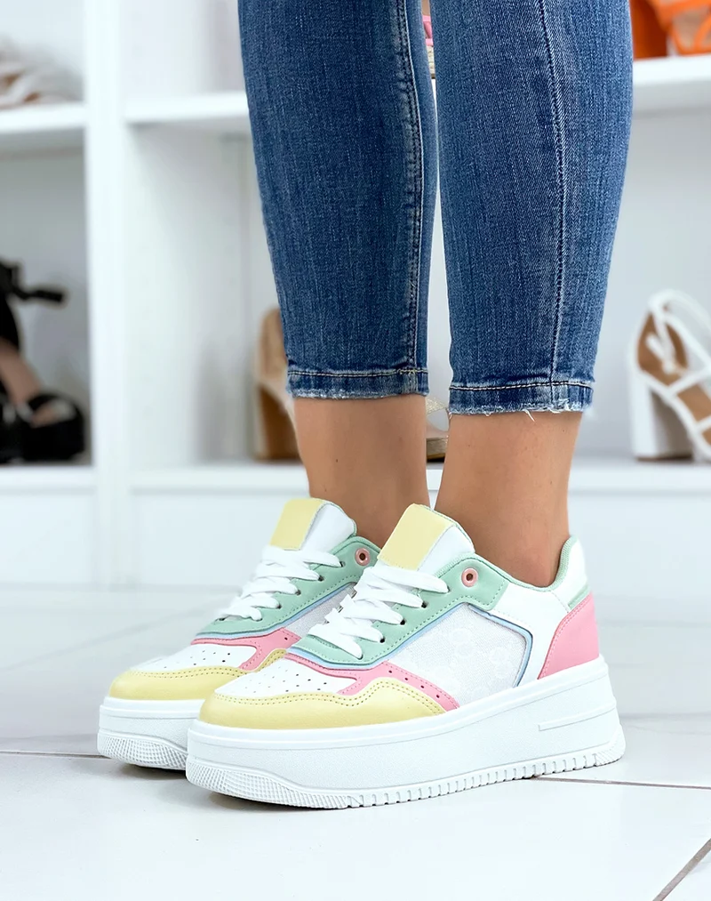 Baskets blanches à empiècements verts roses jaunes et bleus