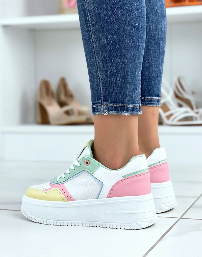 Baskets blanches à empiècements verts roses jaunes et bleus