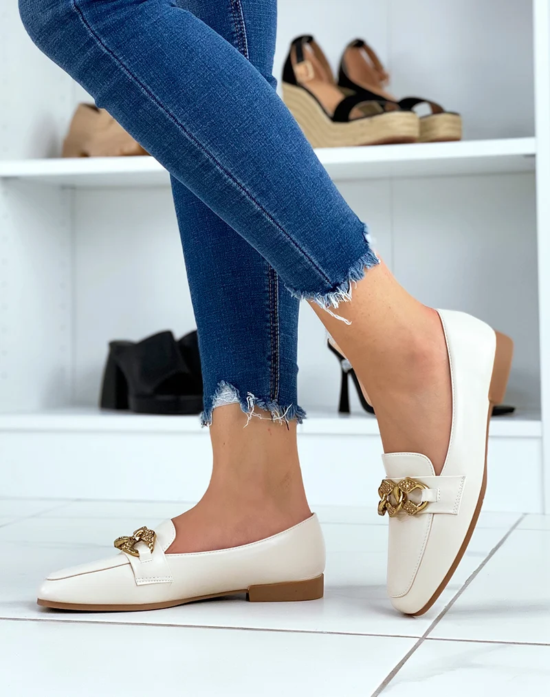 Mocassins beiges à chaîne dorée à strass