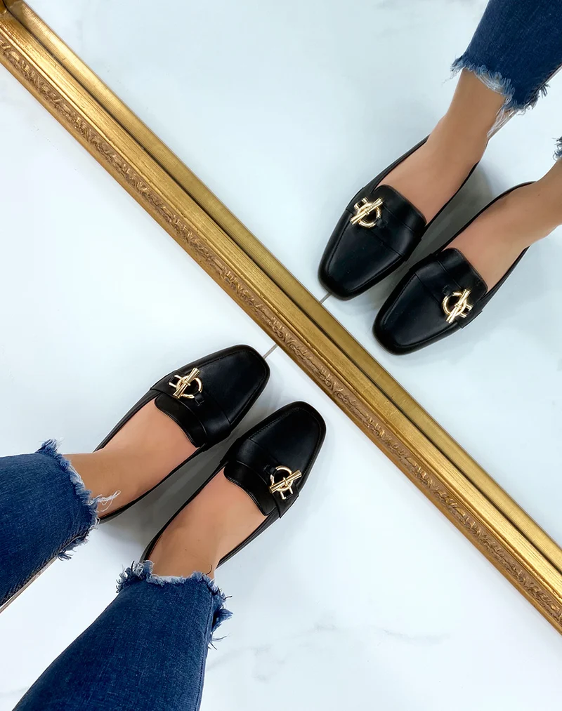 Mocassins noirs à boucle dorée