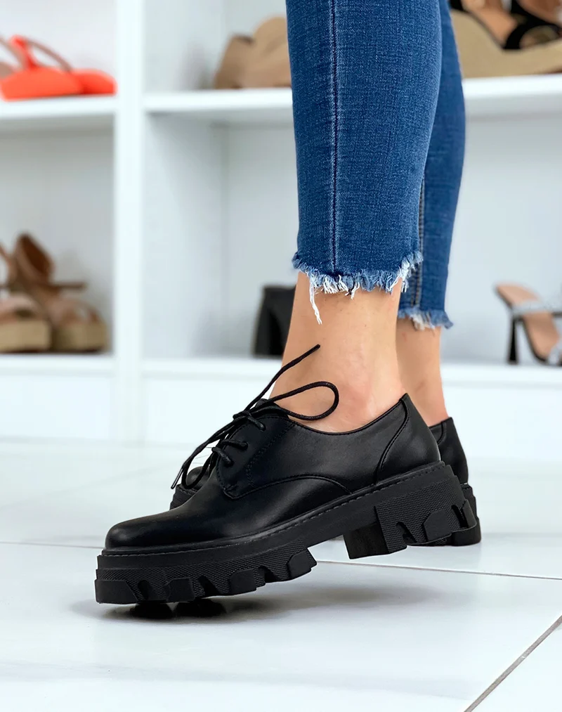 Derbies noires mattes à semelle crantée