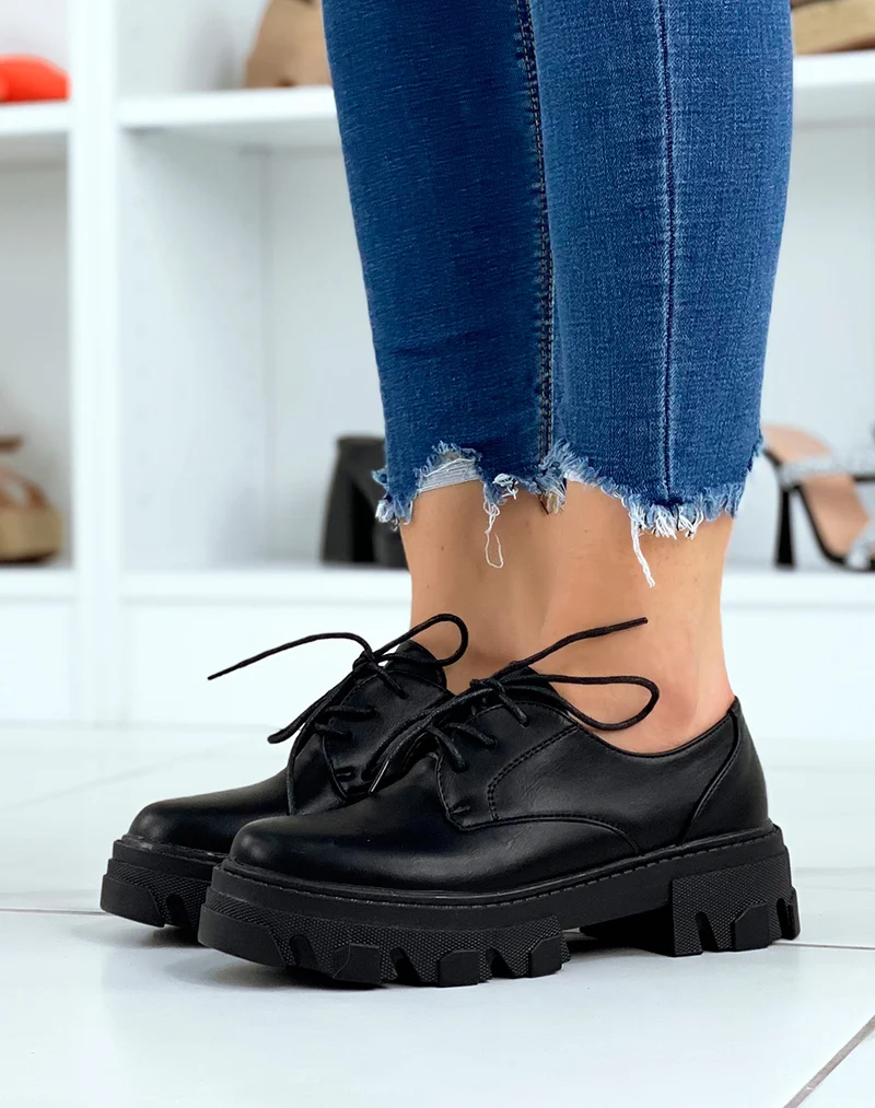 Derbies noires mattes à semelle crantée