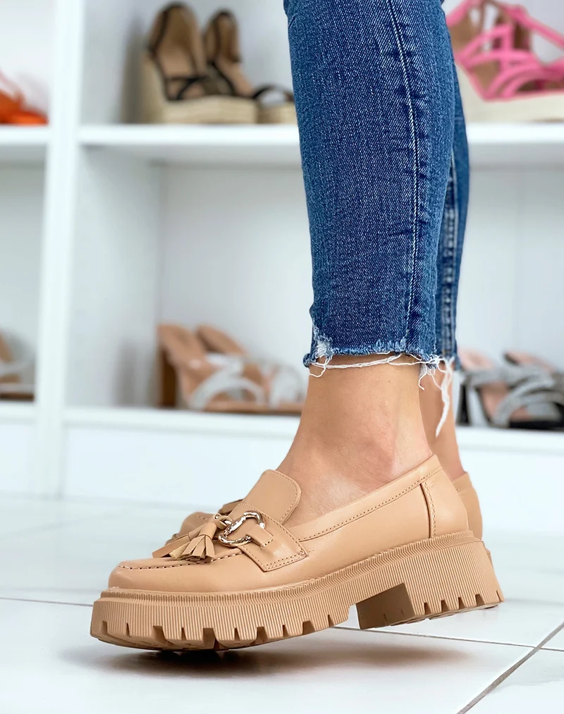 Mocassins beige foncé à franges et détail doré