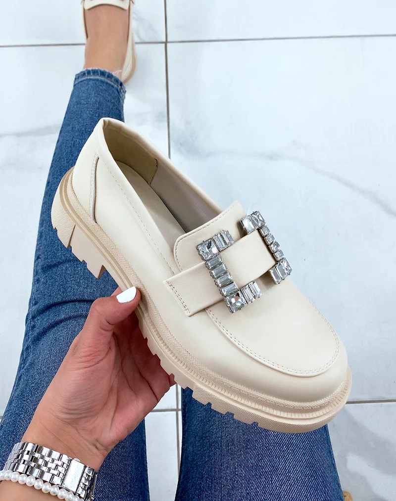 Mocassins beiges avec empiècement strass carré et semelle crantée