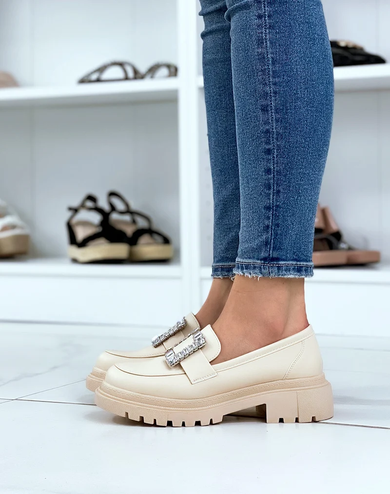Mocassins beiges avec empiècement strass carré et semelle crantée