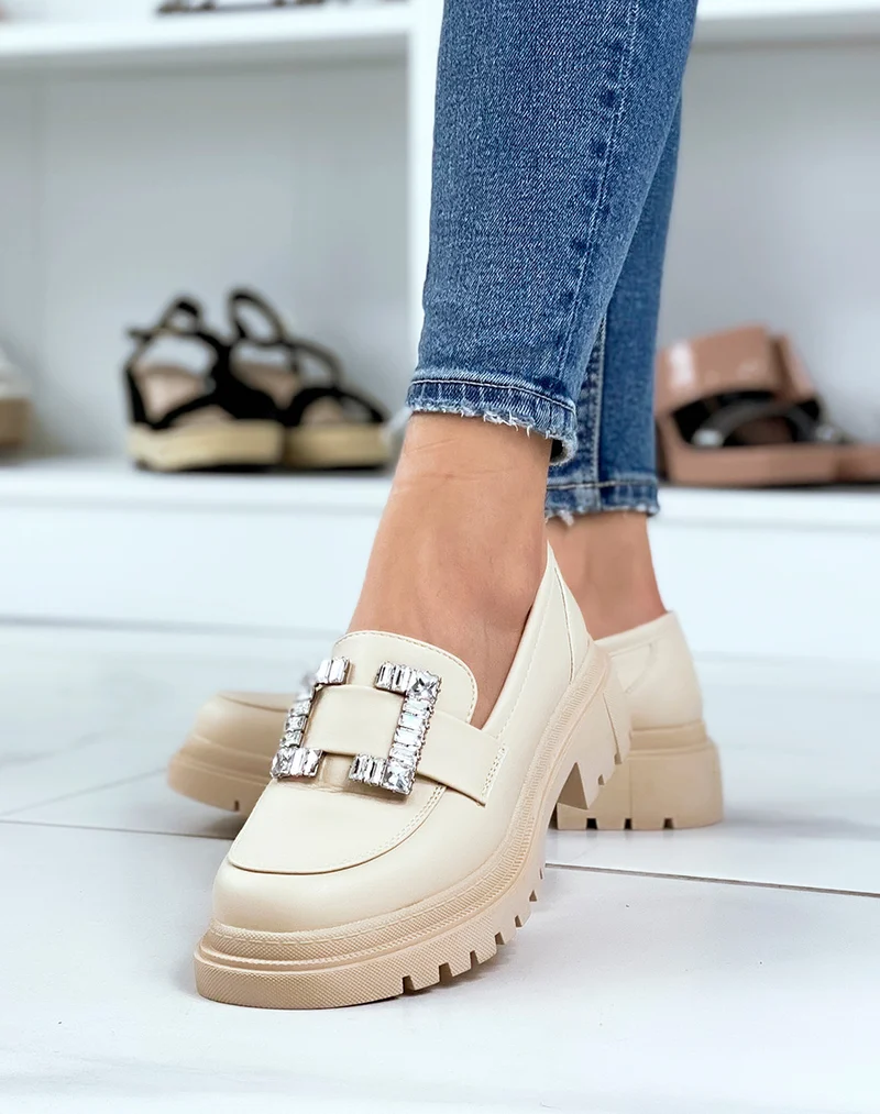 Mocassins beiges avec empiècement strass carré et semelle crantée