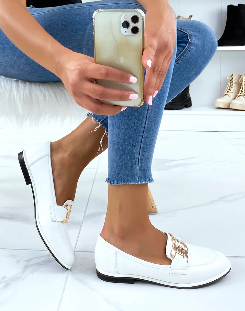 Mocassins blancs plats à chaîne dorée
