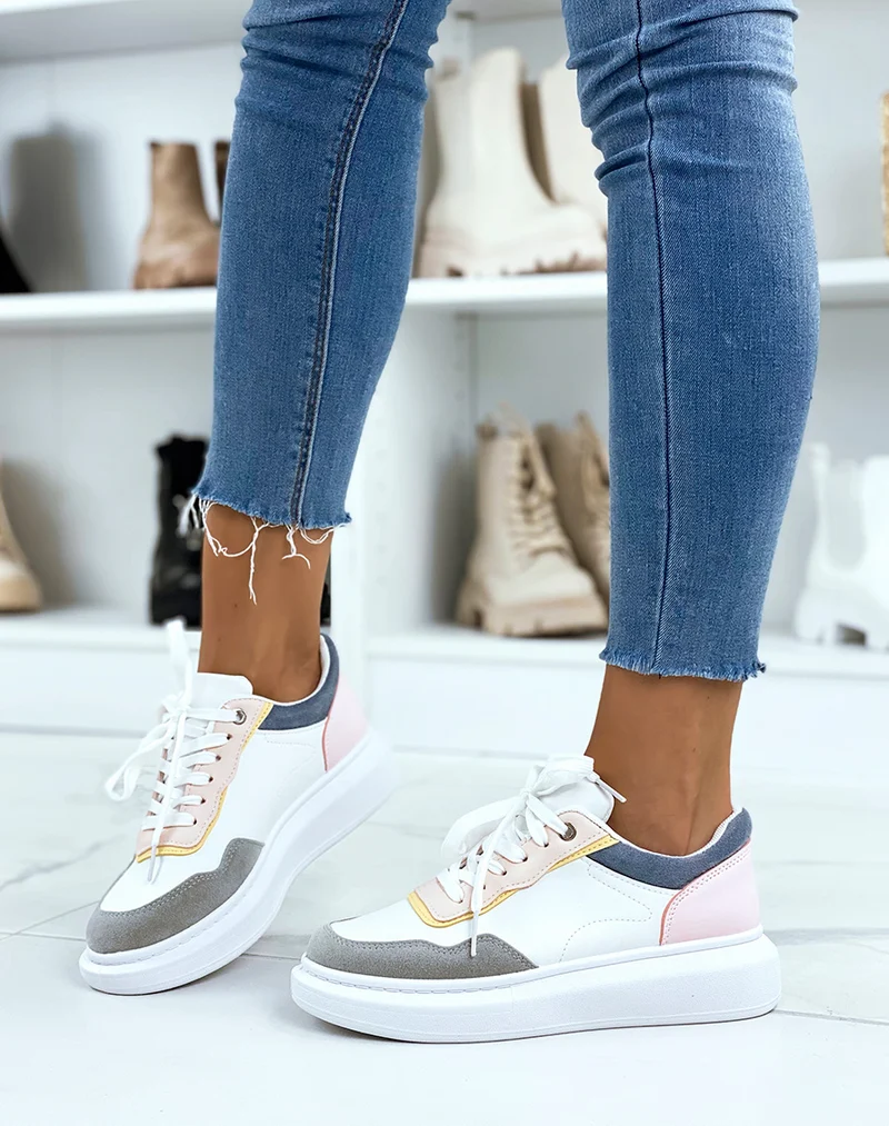 Baskets blanches à empiècements gris roses jaunes et bleus