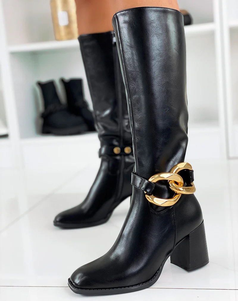 Bottes hautes à talon noires ornées d’une chaîne dorée
