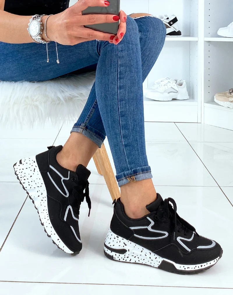 Baskets noires tachetées sur la semelle
