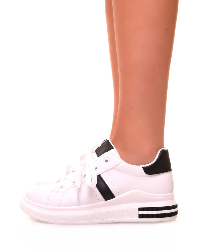 Baskets noires et blanches