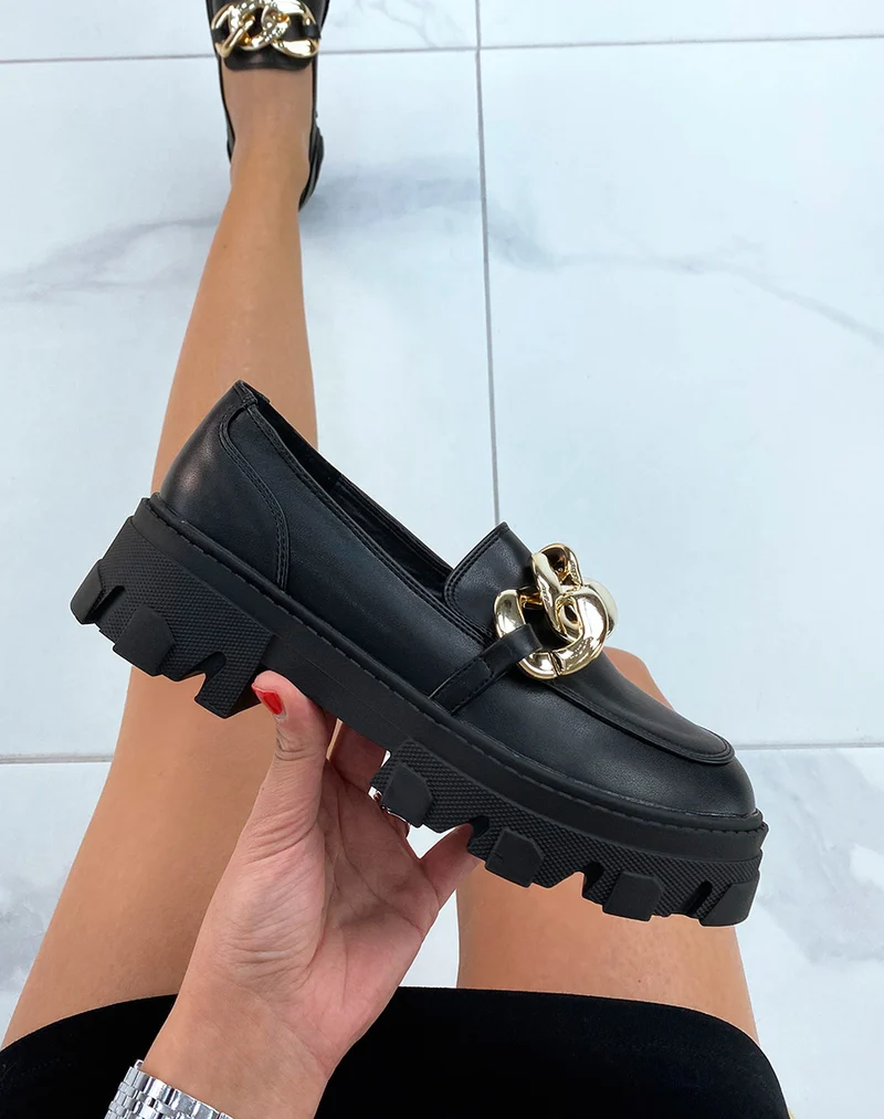Mocassins noirs à semelle crantée et chaîne dorée